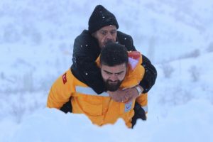 Hastayı sırtında metrelerce g&ouml;t&uuml;rd&uuml;