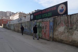 Bursa Mudanya Stadı'nın duvarları bakımsızlıktan d&ouml;k&uuml;l&uuml;yor