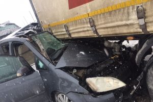 Otomobil tırın altına girdi: 1 &ouml;l&uuml;, 3 yaralı