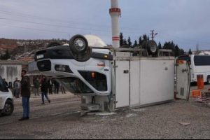 TIR ile kamyonet &ccedil;arpıştı: 4 yaralı