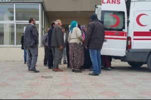 Kolunu g&uuml;bre serpme makinesine kaptırdı