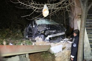 Bursa'da otob&uuml;s durağına &ccedil;arpıp, boş araziye yuvarlandı