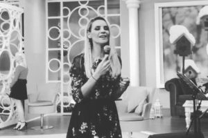 Esra Erol şarkıcılığa g&ouml;z kırptı!