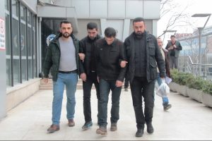 Bursa'da sahte polisler FET&Ouml; bahanesiyle parayı camdan alırken yakalandı