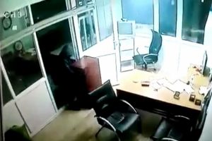 150 kiloluk kasayı tek başına g&ouml;t&uuml;rd&uuml;
