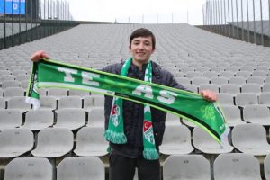 Bursaspor'u tek başına destekledi, y&ouml;neticiler evine kadar bıraktı