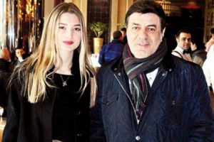 Coşkun Sabah kızıyla alışveriş turunda