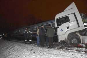 K&uuml;tahya'da yolcu treni tıra &ccedil;arptı: 1 &ouml;l&uuml;, 11 yaralı