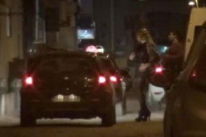 İzmir'de ilgin&ccedil; soygun! Travestiyi k&uuml;mese kapattılar