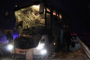 Yolcu otob&uuml;s&uuml; TIR'a &ccedil;arptı: 10 yaralı