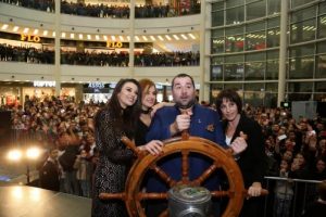 Ata Demirer'le selfie yapmak i&ccedil;in yarıştılar