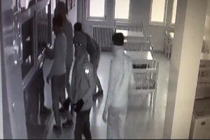 &Ouml;nce kameraya sonra polise yakalandılar