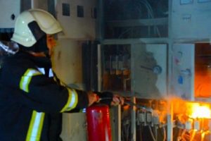 Elektrik trafosundaki yangın panik yarattı