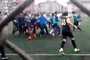 Amat&ouml;r futbol ma&ccedil;ında kavga: 2 yaralı