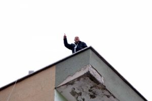 &Ccedil;atıya &ccedil;ıkan dernek başkanını polis ikna etti