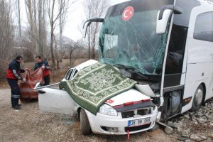Yolcu otob&uuml;s&uuml; ile otomobil &ccedil;arpıştı: 3 &ouml;l&uuml;, 5 yaralı
