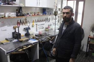 &Ccedil;atıdan girdiği kuyumcudan 130 bin TL'lik soygun yaptı