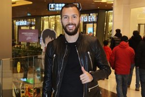 İzin g&uuml;n&uuml;n&uuml; AVM'de ge&ccedil;irdi