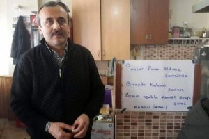 &Ccedil;ay parasını iş yerine astığı notla istedi