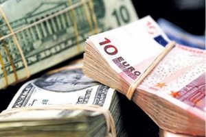 Dolar y&uuml;kseliyor, euro rekor kırdı