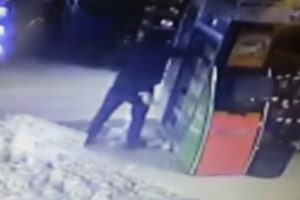35 saniyede  70 bin lira değerinde 23 telefon &ccedil;aldı
