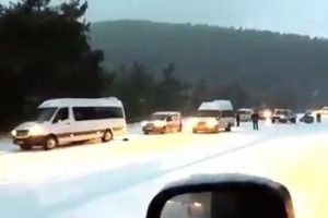 Bursa'da kar yolları kapattı, zincirsiz yola &ccedil;ıkanlar y&uuml;z&uuml;nden kuyruklar oluştu