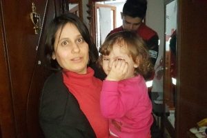 &Ccedil;ocuğunu emzirmek i&ccedil;in eve gelen kadına hırsız şoku