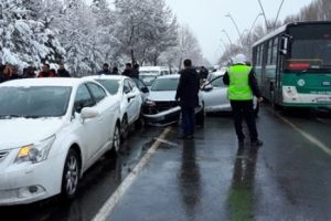 "Dur" ihtarına uymayan s&uuml;r&uuml;c&uuml; ka&ccedil;arken 10 araca &ccedil;arptı!