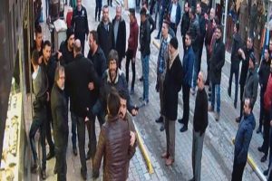 Oğlunu bı&ccedil;aklayan kişi sandı, ortalık bir anda karıştı
