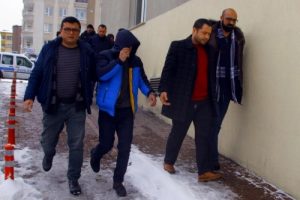 Zorla senet imzalatan 4 kişi yakalandı