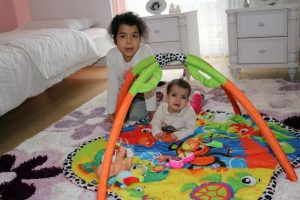 Hastalıklarına teşhis konulamayan kardeşler g&uuml;nden g&uuml;ne eriyor