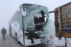 Yolcu otob&uuml;s&uuml; tıra &ccedil;arptı: 1 &ouml;l&uuml;, 10 yaralı