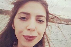 Servis otob&uuml;s&uuml;yle &ccedil;arpışan otomobildeki gen&ccedil; kız &ouml;ld&uuml;