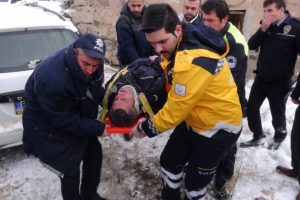 Kazaya m&uuml;dahale eden polise araba &ccedil;arptı