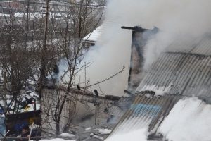 Evinin yanışını &ccedil;aresizce izledi