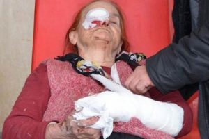 Yaşlı kadına komşusundan feci dayak!