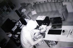 İş yerinde hırsızlık g&uuml;venlik kamerasına b&ouml;yle yansıdı