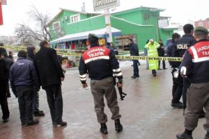 Sokak ortasında eşini vurduktan sonra intihar etti
