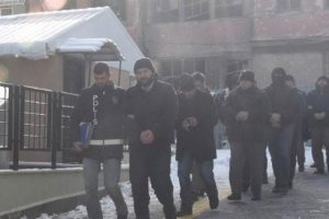 K&uuml;tahya'da FET&Ouml; ş&uuml;phelisi 8 polis adliyede