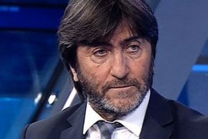 Rıdvan Dilmen'e Fenerbah&ccedil;e taraftarları sırtını d&ouml;nd&uuml;