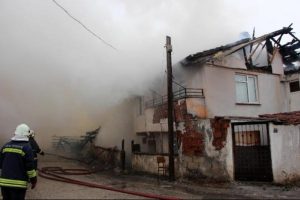 Odunlukta başlayan yangın evi yaktı