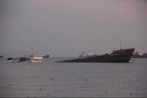 Zeytinburnu a&ccedil;ıklarında demirleyen kuruy&uuml;k gemisi karaya oturdu