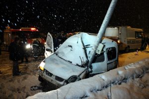Karda feci kaza: 2 &ouml;l&uuml;, 1 yaralı