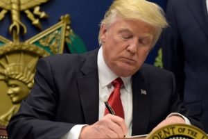 Trump, Suriye'den m&uuml;lteci kabul&uuml;n&uuml; durdurdu