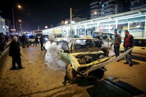 Bursa'da otomobil elektrik direğine &ccedil;arptı: 2 yaralı