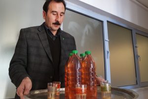Bursa'da misafirlerini sirke ikramıyla ağırlıyor