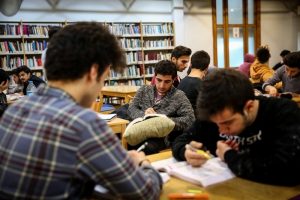 Bursa'da gecenin sessizliğinde ders &ccedil;alışıp kitap okuyorlar