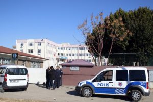 Atat&uuml;rk b&uuml;st&uuml; yanındaki yangın polisi alarma ge&ccedil;irdi