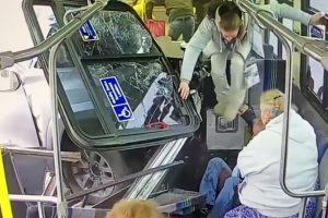 Kamyonet otob&uuml;s&uuml;n i&ccedil;ine girdi!