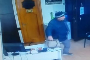 &Ccedil;anta hırsızı g&uuml;venlik kamerasını unuttu